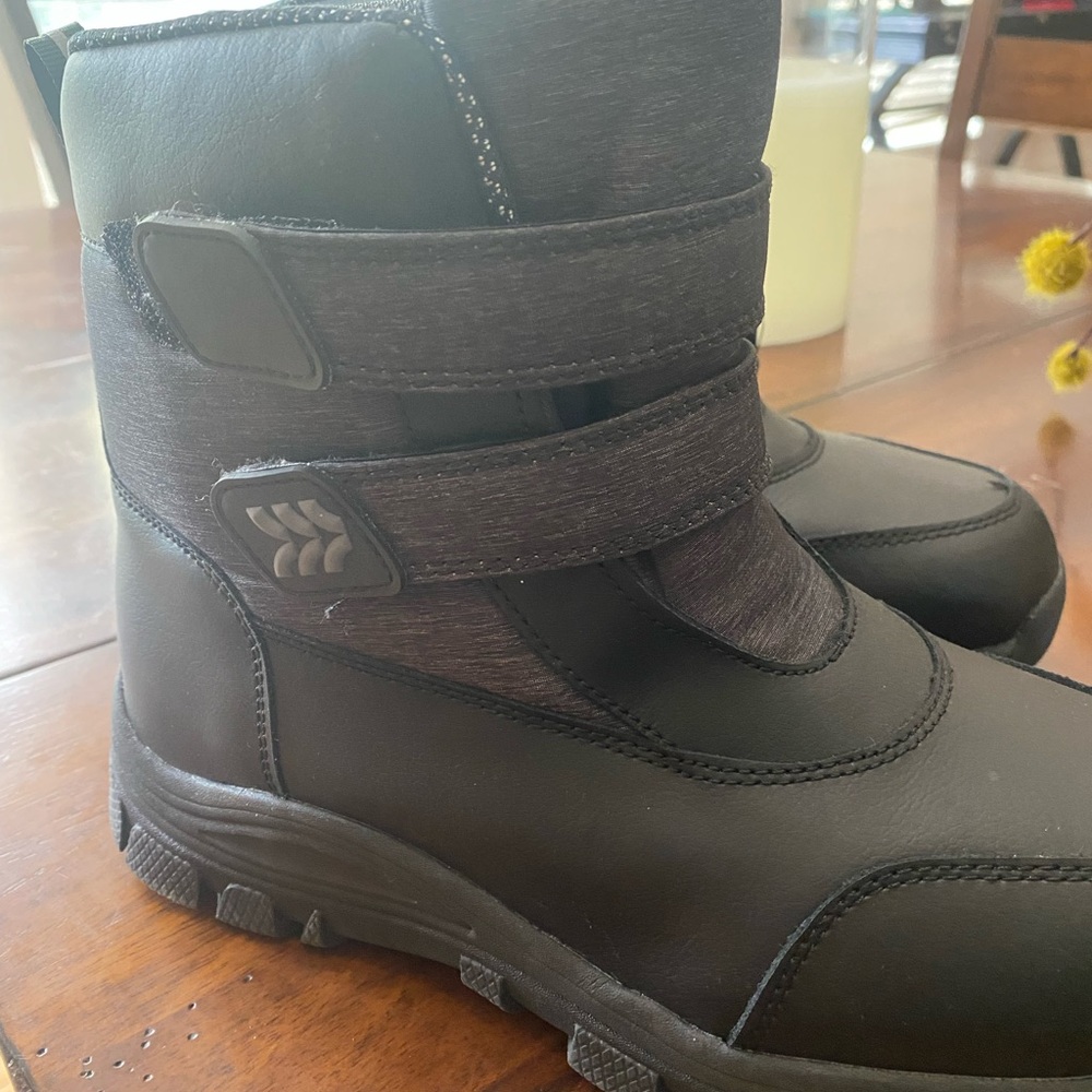 Kids snow boots - size 5